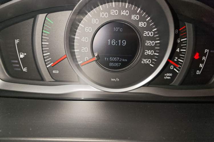 Used Volvo S60 2015 S60L 2.0T Zhiyuan Edition
