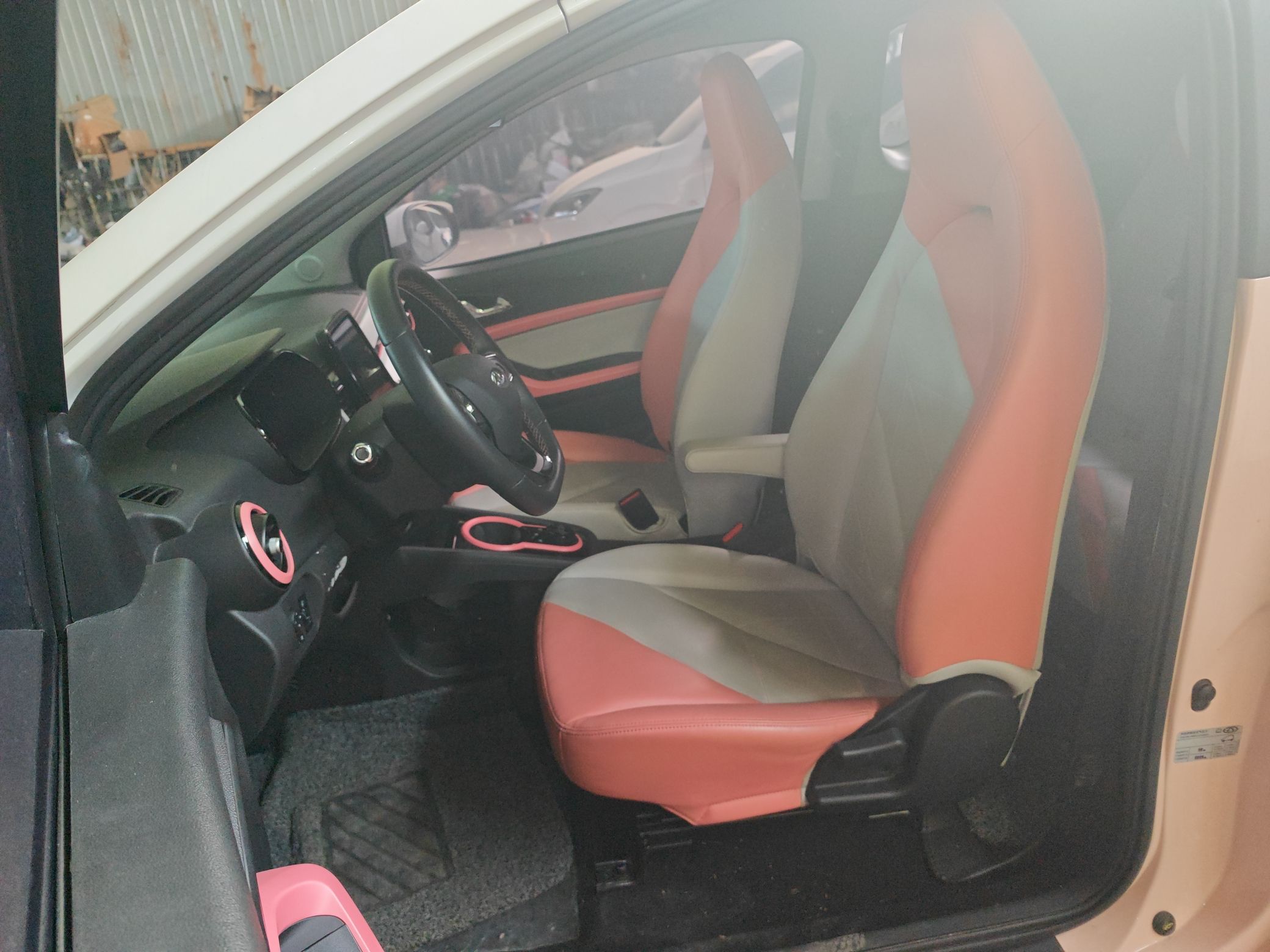 المقاعد الأمامية داخل السيارة