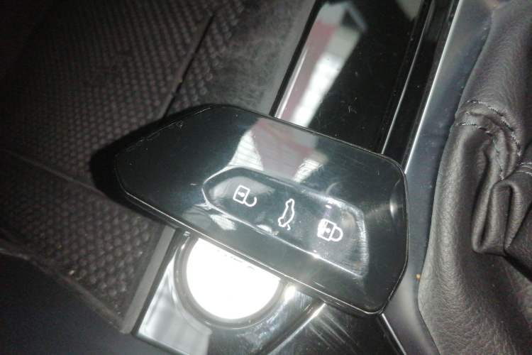 Used Volkswagen T-ROC 2023 300TSI DSG Two-Wheel-Drive Chen Guang Edition Vehicle Key