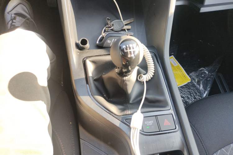 Used Roewe i5 2026 Model 1.5L Manual Comfort Version Gear Lever