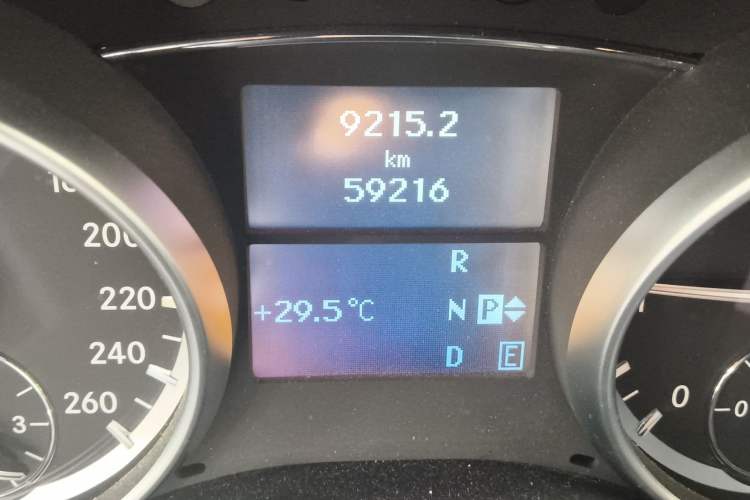 Used Mercedes-Benz R-Class 2017 R 320 4MATIC Business Edition Prestige Model Odometer Close Up