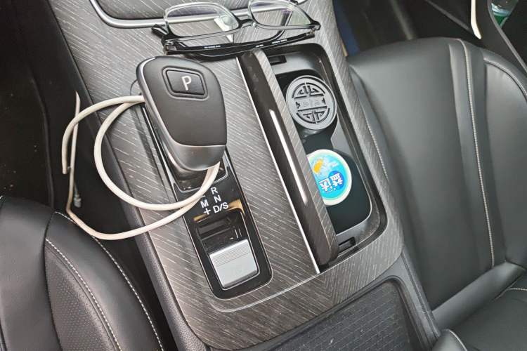 Used Venucia V 2022 260T Black Horse Edition · Idol Gear Lever