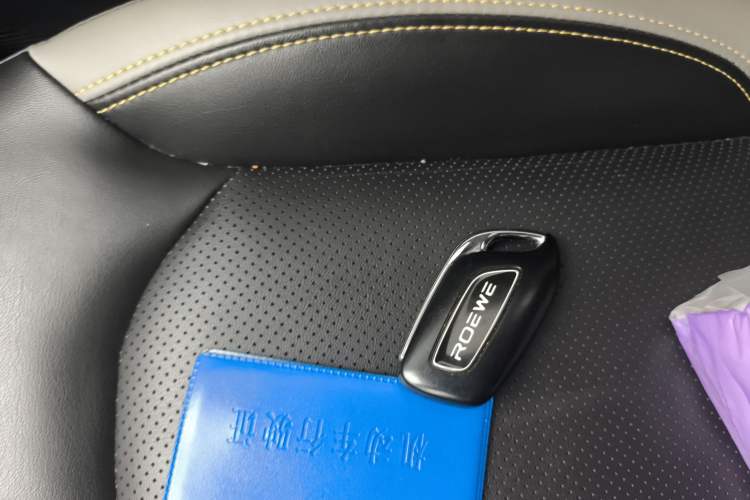 Used Roewe i6 MAX 2020 300TGI Automatic Supreme Edition with Cool Sunroof and Advanced Driving Features