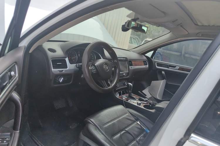 Used Volkswagen Touareg 2011 3.0 TSI High-End Version Left Front Seat