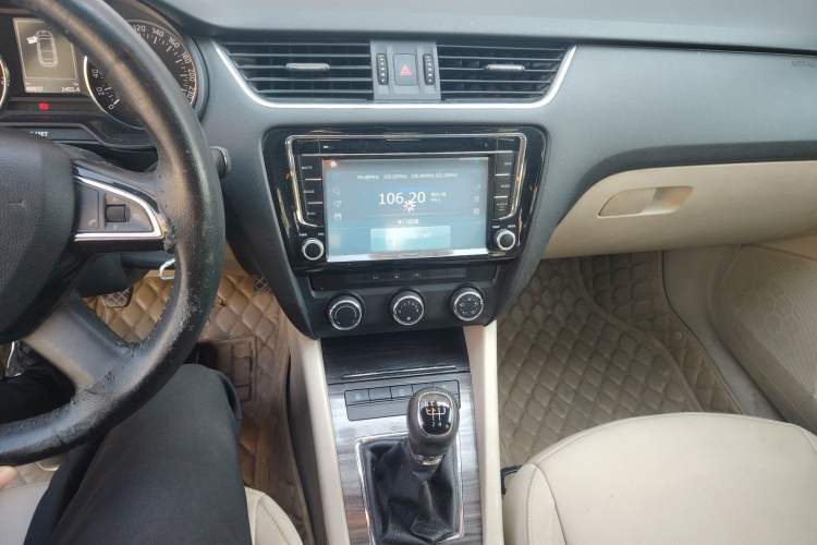 Used Skoda Octavia 2015 1.6L Manual Yijun Edition Audio And AC Panel