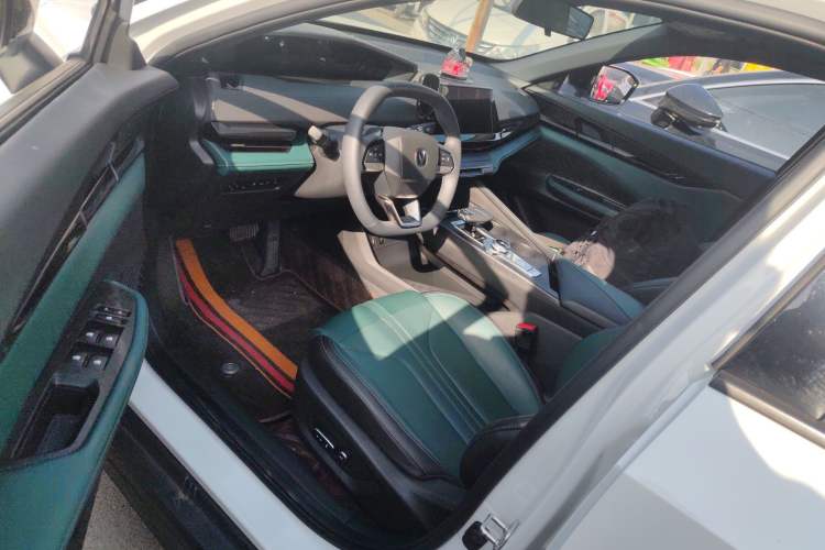 Used CHANGAN UNI-V iDD 2024 Blue Whale Smart Electric iDD 136km ZhiKu Model
