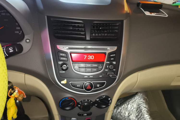 Used Hyundai Verna (older generation) 2010 Sedan 1.4L Manual Comfort GS Audio And AC Panel