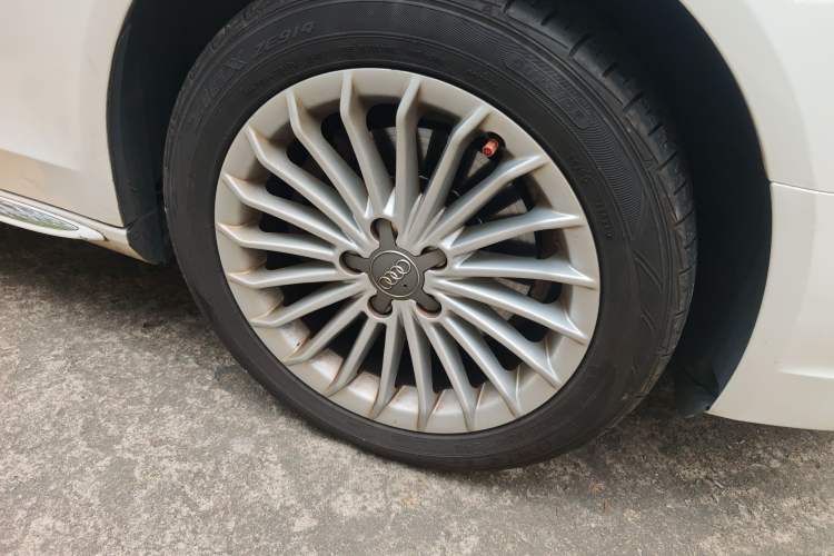 Used Audi A4L 2016 35 TFSI Collection Edition S line Comfort Model Right Front Wheel Hub