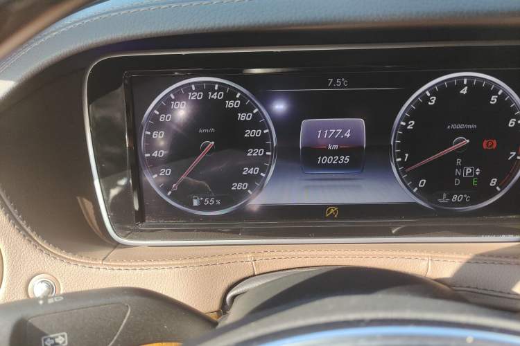 Used Mercedes-Benz S-Class 2015 S 400 L Odometer Close Up