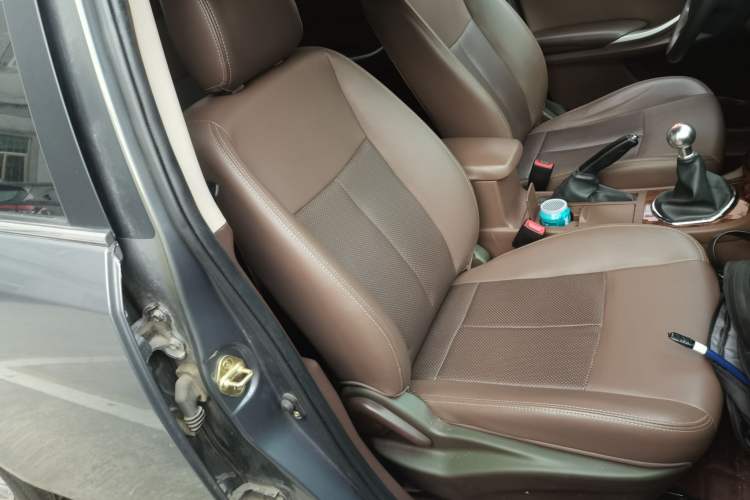 Used Zotye Z300 2014 1.5L Urban Edition Manual Luxury Model
