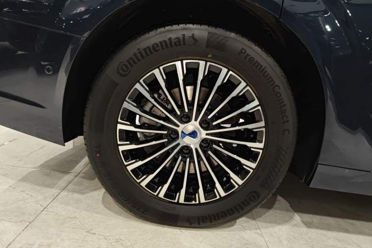 Used Denza D9 2025 DM-i Intelligent Drive 1020 Four-Wheel Drive Prestige Model