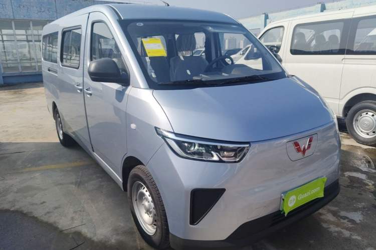Used Wuling Yangguang 2024 300KM Comfort Version Passenger Van 75kW Exterior 1