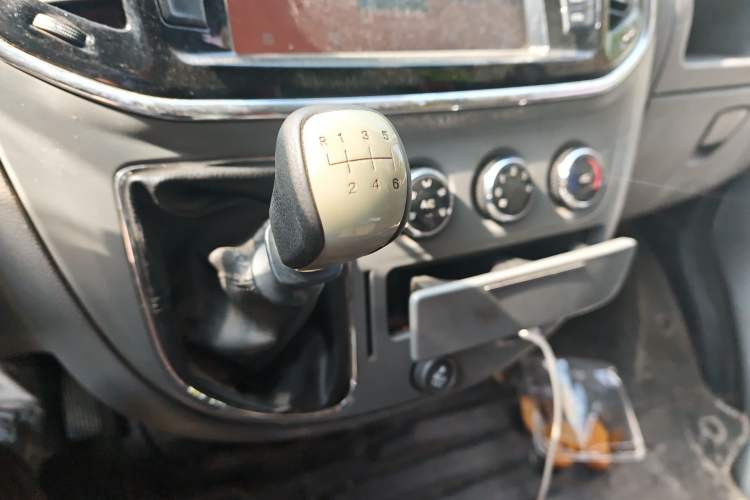 Used SAIC MAXUS Xintu V80 2018 2.5T 6-Speed Manual Aoyuntong Short Wheelbase Mid-Height 5-6 Seater Gear Lever