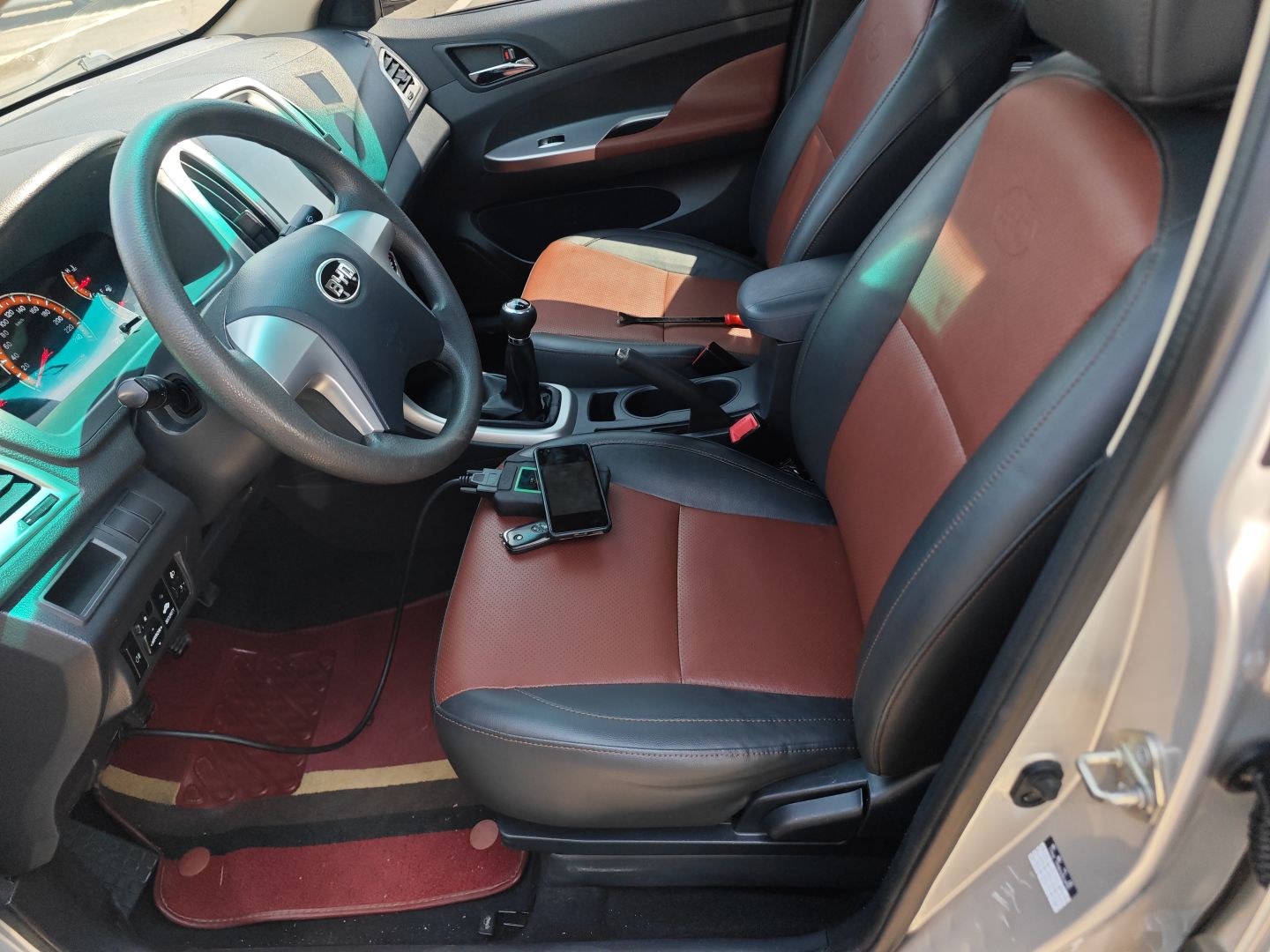 المقاعد الأمامية داخل السيارة