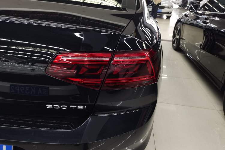 Used Volkswagen Magotan 2020 330TSI DSG Luxury Edition Right Rear Taillight