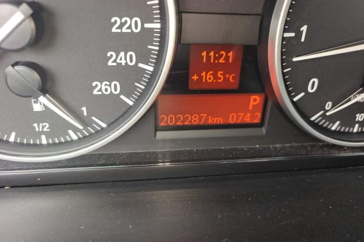 Used BMW X1 2014 sDrive18i Fashion Model Odometer Close Up