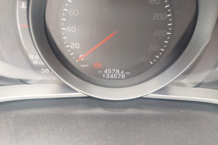 Used Volvo V40 2017 T3 Zhiyi Edition Odometer Close Up