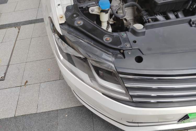 Used Volkswagen Gran Lavida 2015 1.6L Automatic Fashion Edition Right Front Headlight