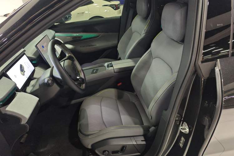 Used Lynk & Co 08 EM-P 2025 120km Long-Range Pro