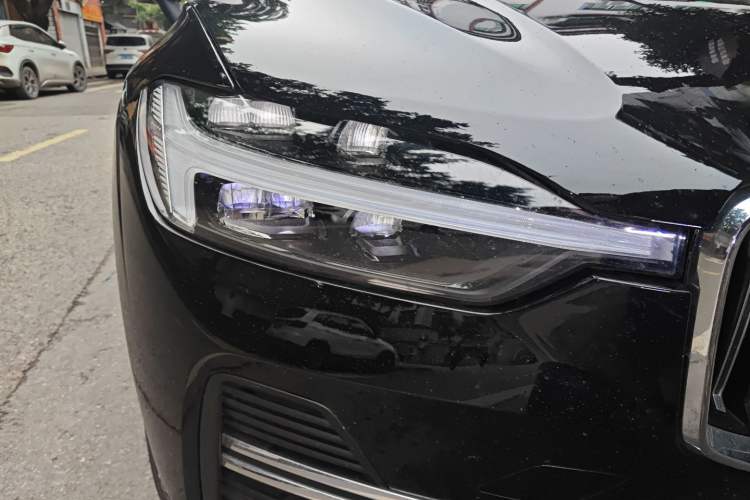 Used Volvo XC60 2025 B5 4x4 Smart Luxury Edition