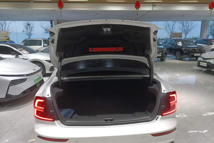 Used Volvo S60 2023 B4 Zhiyuan Luxury Edition
