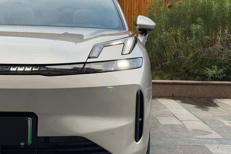 Used Lynk & Co 08 EM-P 2025 120km Long-Range Halo
