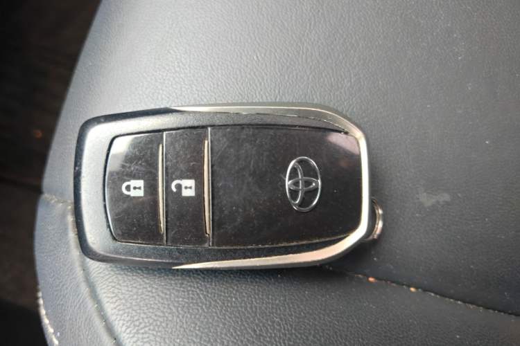 Used Toyota RAV4 2016 2.0L CVT Two-Wheel Drive Smart Edition China V Standard Vehicle Key