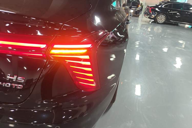 Used Hongqi H5 2025 2.0T Automatic Xuan Ying Edition Right Rear Taillight