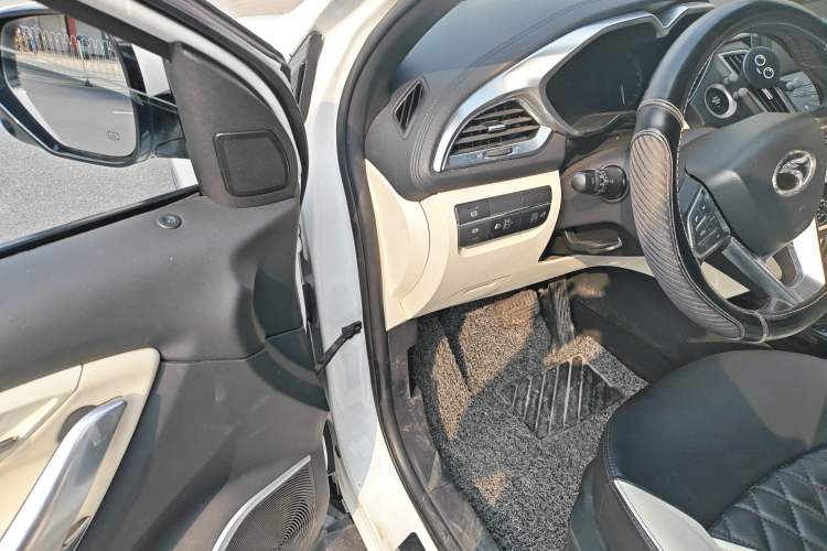 Used Soueast DX7 2017 1.5T Automatic White Rider Trim
