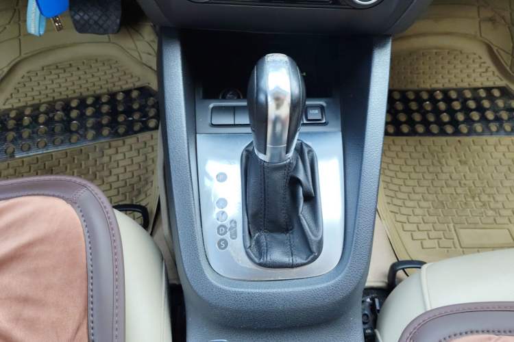 Used Volkswagen Sagitar 2012 1.4TSI Automatic Luxury Edition Gear Lever