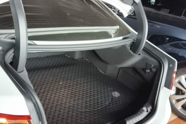 Used Jaguar XFL 2024 2.0T P300 Four-Wheel Drive Flagship Sport Gold Edition Trunk