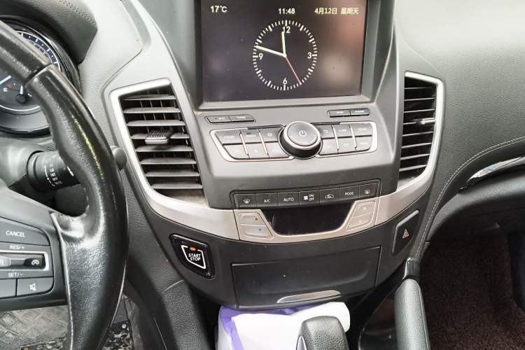 Used Dongfeng Fengdu MX5 2016 2.0L Automatic Flagship Edition Audio And AC Panel