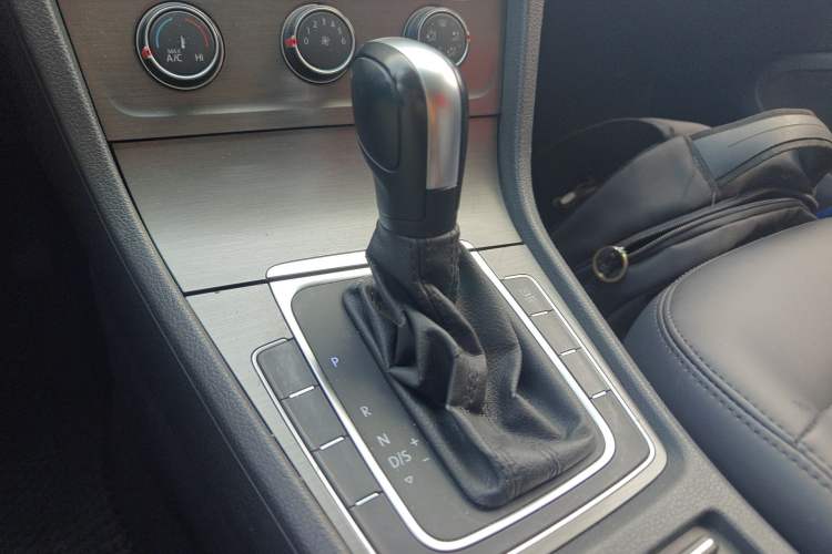 Used Volkswagen Golf 2014 1.6L Automatic Comfort Model Gear Lever