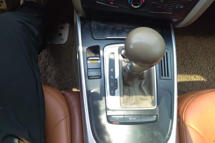 Used Audi A4L 2012 2.0 TFSI automatic standard version Gear Lever