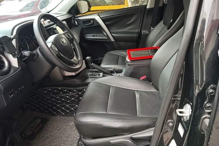 Used Toyota RAV4 2019 2.0L CVT Two-Wheel Drive Luxury Version China VI Standard
