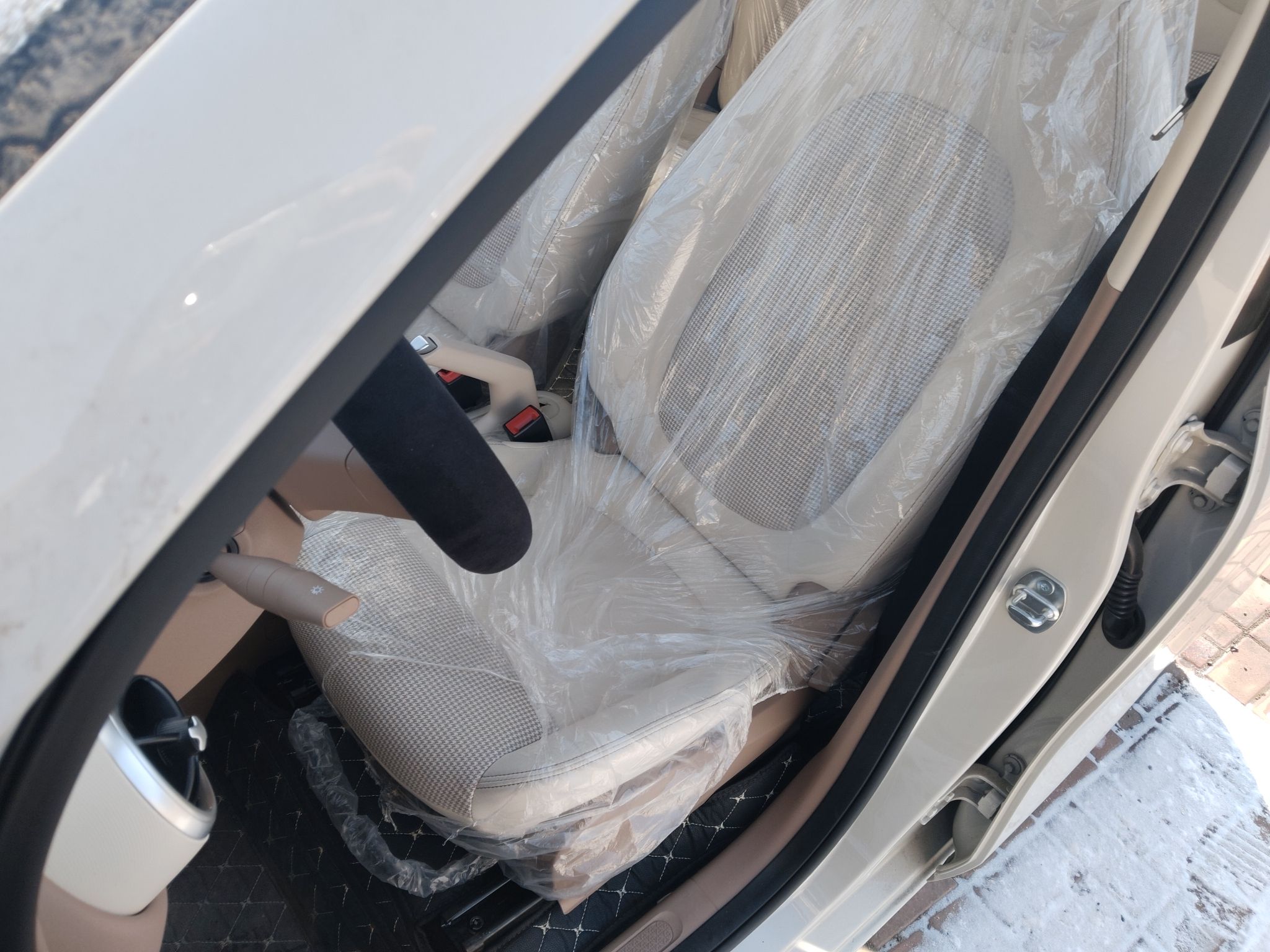 المقاعد الأمامية داخل السيارة