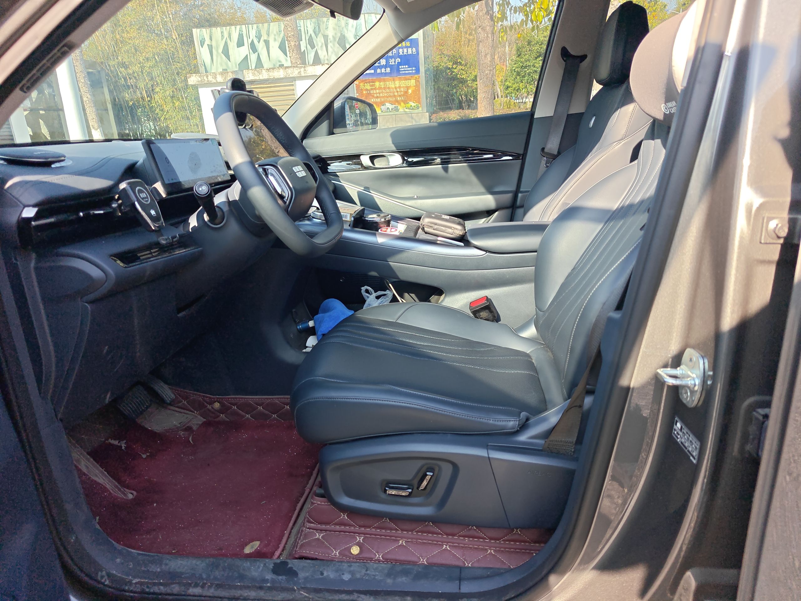 المقاعد الأمامية داخل السيارة