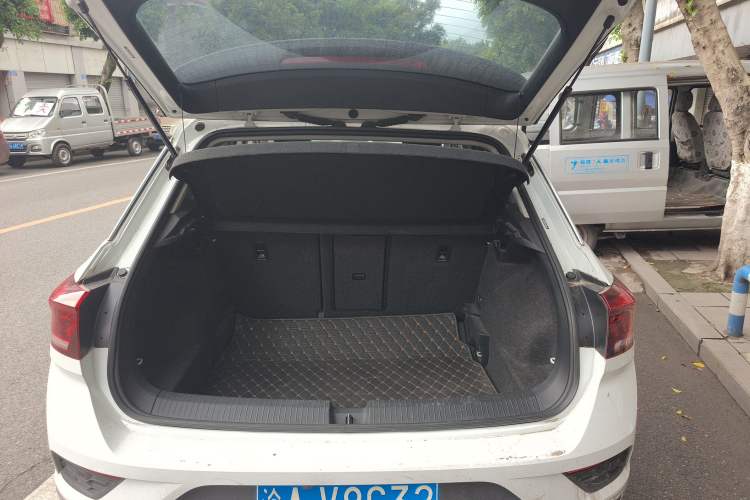 Used Volkswagen T-ROC 2019 230TSI DSG Two-Wheel-Drive Advanced Version China VI Standard Trunk