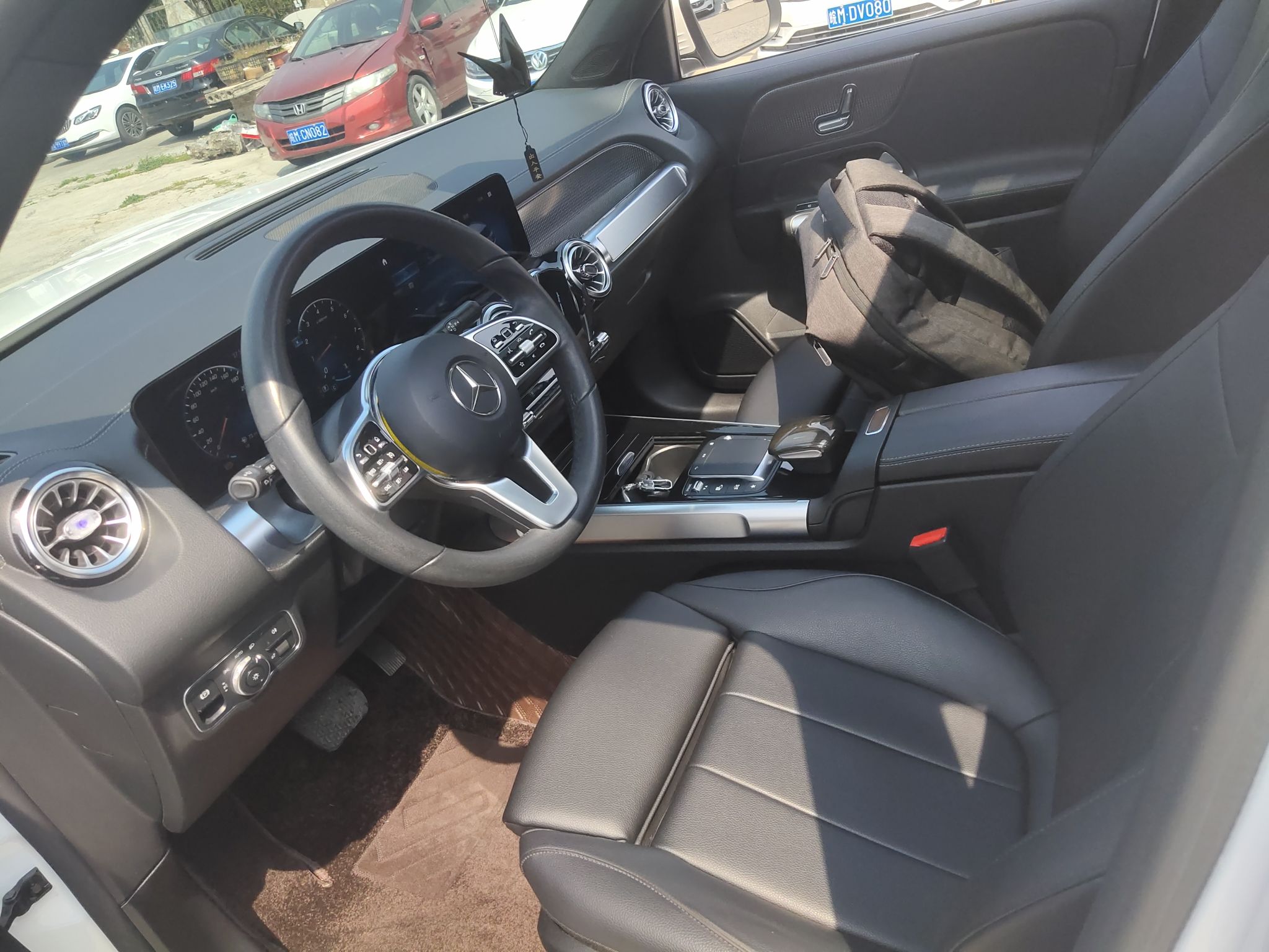 Переднее сиденье в автомобиле