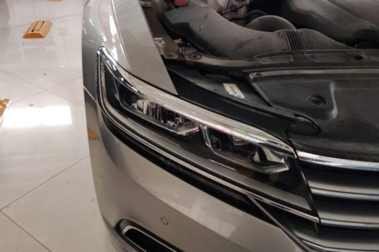 Used Volkswagen Phideon 2018 Revised Version 380TSI Two-Wheel Drive Business Edition Right Front Headlight