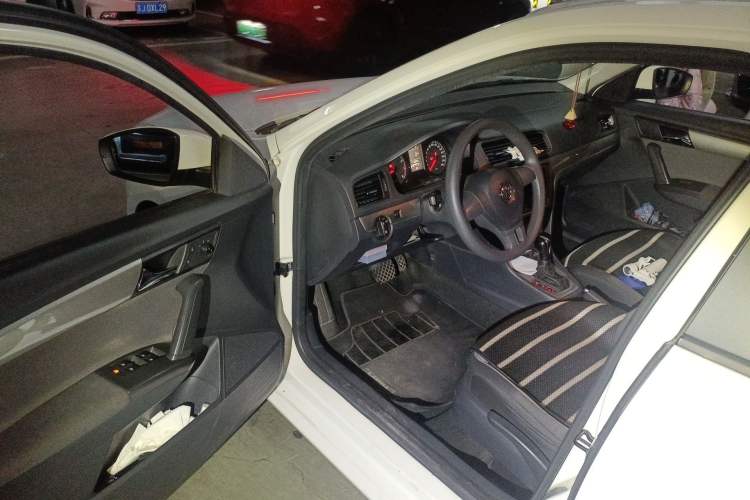 Used Volkswagen Gran Lavida 2013 1.6L Automatic Fashion Model