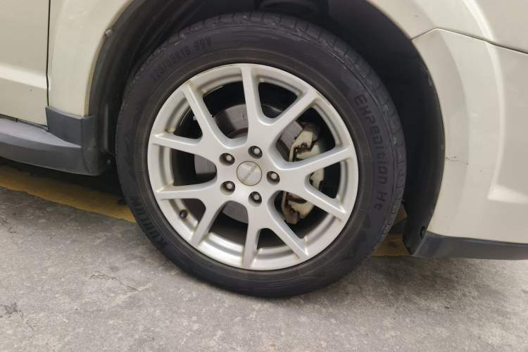 Used Dodge Journey 2013 2.4L Two-Wheel Drive Luxury Version Right Front Wheel Hub