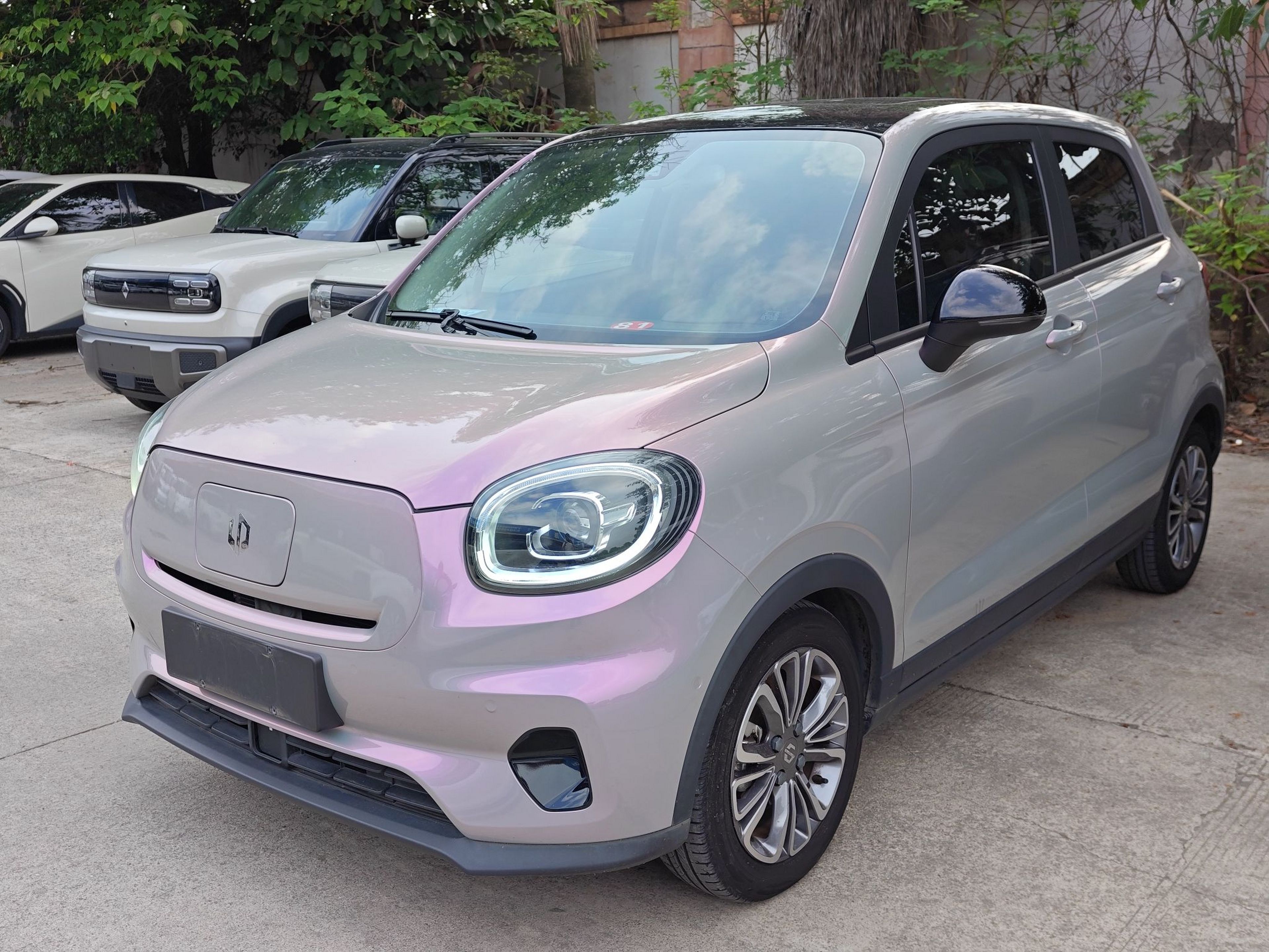 تحت مقدمة السيارة