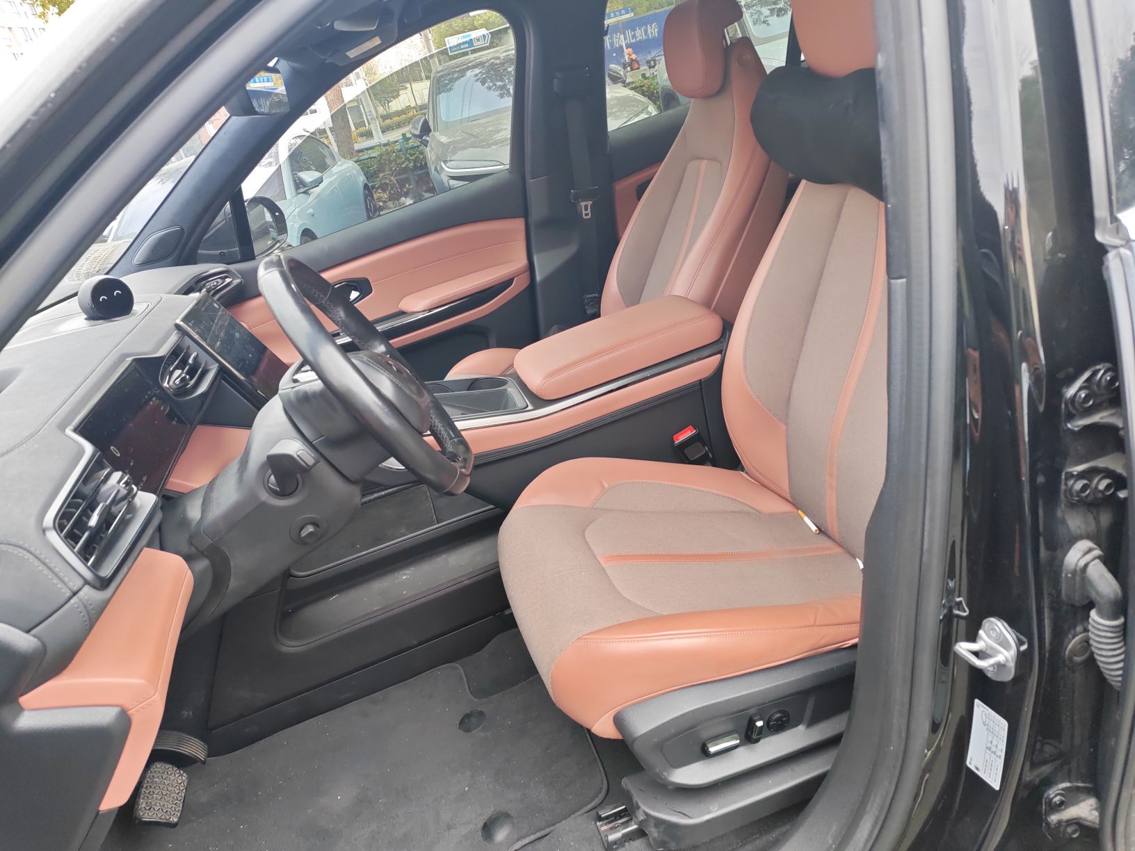 المقاعد الأمامية داخل السيارة