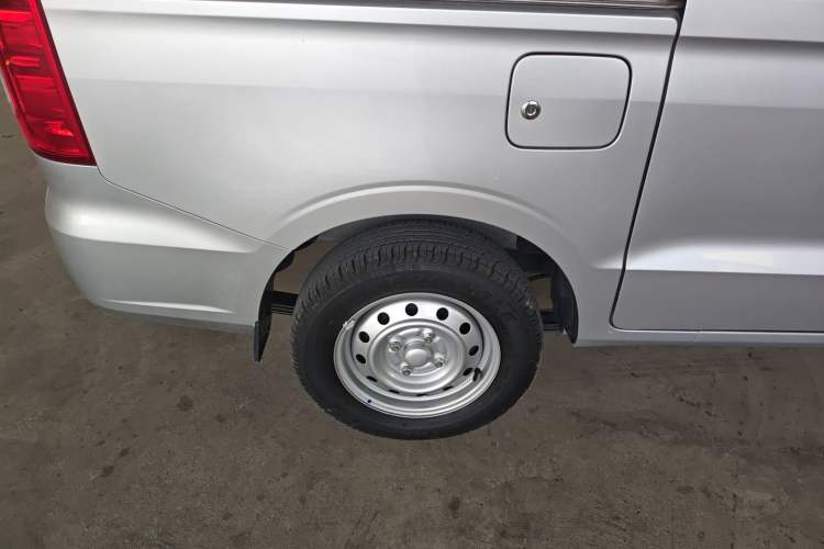 Used Wuling Hongguang V 2022 1.5L Jingqu Edition Enclosed-Window Vehicle with Electric Power Steering LAR Right Rear Wheel Hub