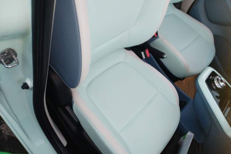 Used Dongfeng NAMMI BOX 2022 Light Wind Edition 201KM Advanced Model Right Front Seat