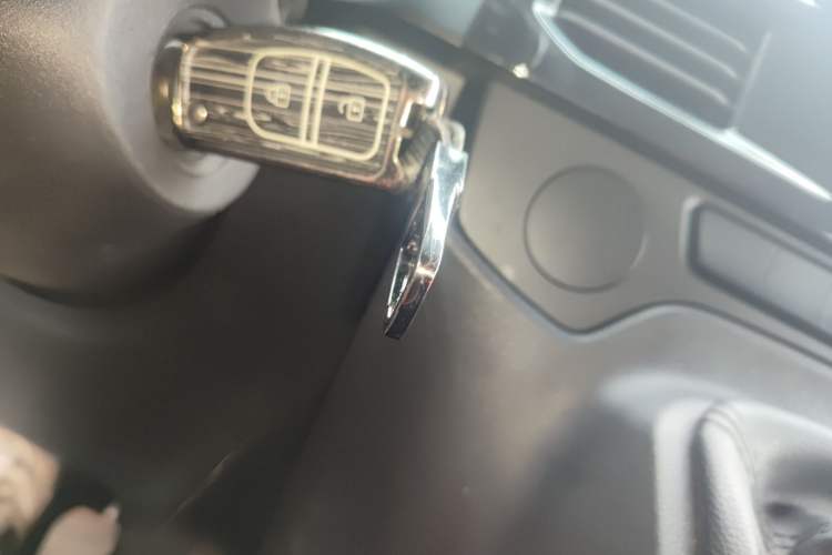 Used JMC Fushun 2025 2.0T 6MT Diesel Short-Wheelbase Mid-Height Commercial Multi-Purpose Passenger Vehicle 5/6 Seats Interior 1