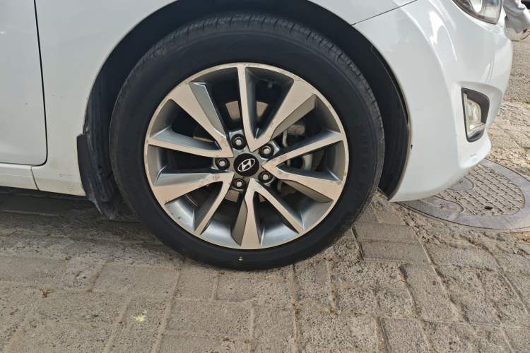 Used Hyundai Elantra (5th Generation / Langdong) 2015 1.6L Automatic Leading Model Right Front Wheel Hub