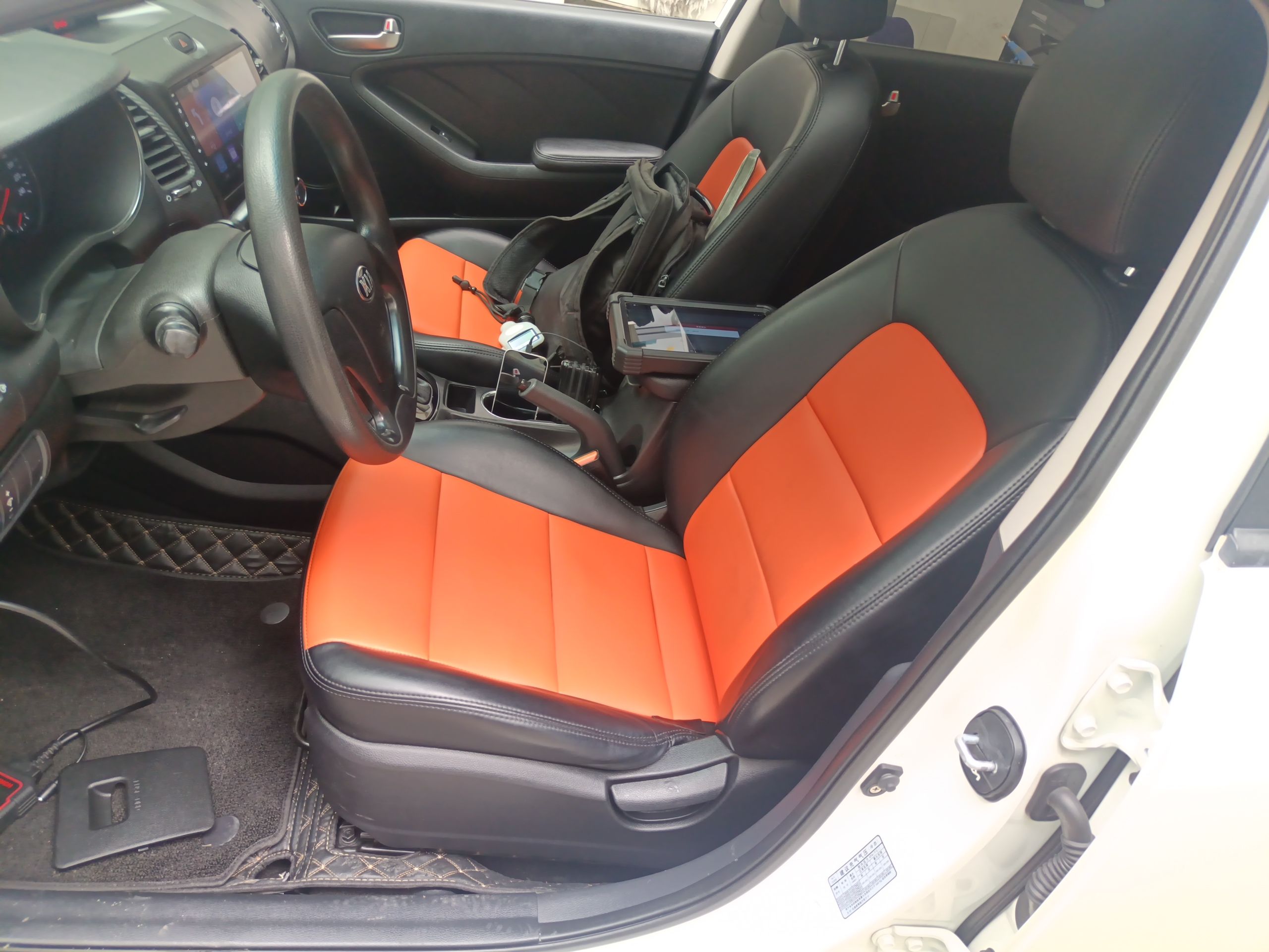 المقاعد الأمامية داخل السيارة