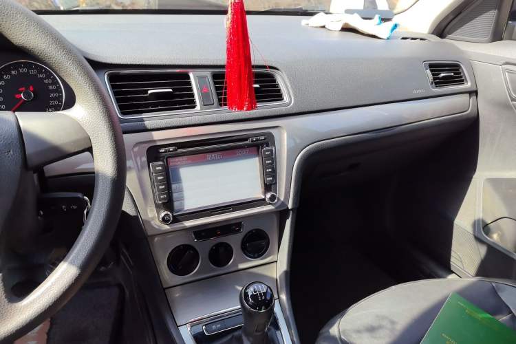 Used Volkswagen Lavida 2013 Revised Classic 1.6L Manual Fashion Edition Audio And AC Panel